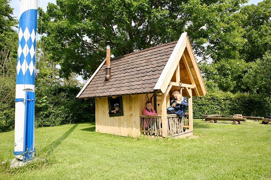 Kleine Holzhütte zum Spielen für Kinder