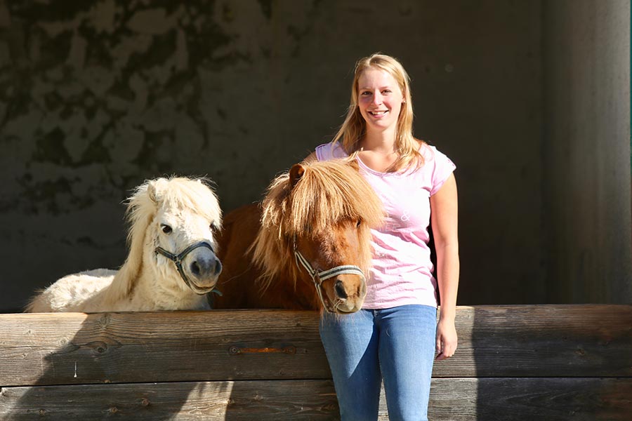 Frau Heger mit den zwei Ponys