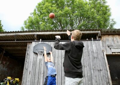 Basketball spielen auf dem Bauernhof