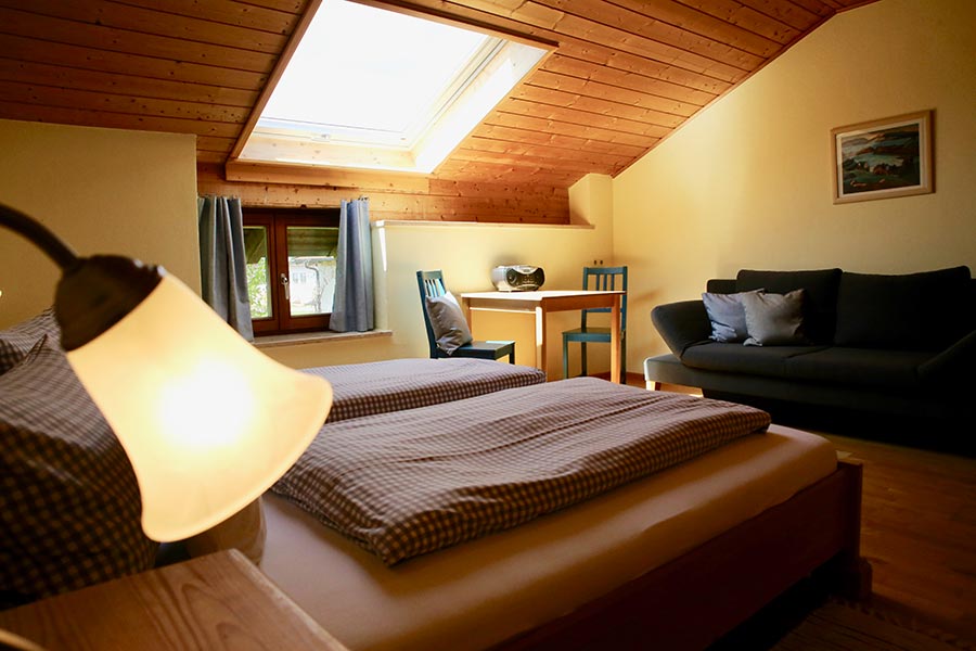 Landhaus-Zimmer mit Doppelbett
