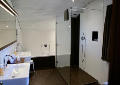 Großes modernes Badezimmer vom Landhaus-Zimmer